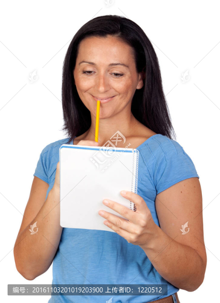 黑發(fā)女人找一個筆記本