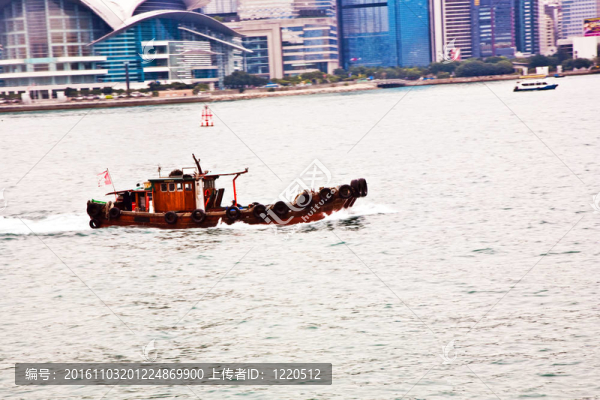 在香港的垃圾船在海上維港景觀