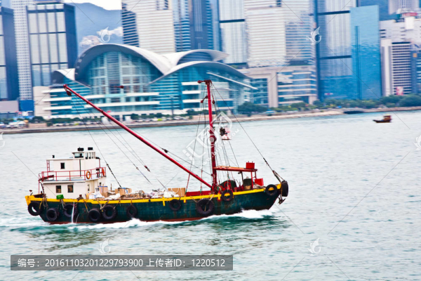 在香港，人們?cè)诩装迳蟤otorboad維多利亞港景觀