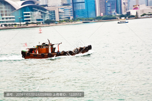 在香港的垃圾船在海上維港景觀