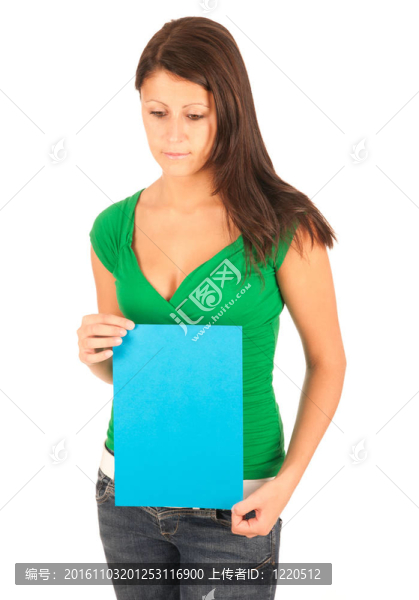 介紹：可愛(ài)的年輕黑人女孩手里拿著一個(gè)文本框