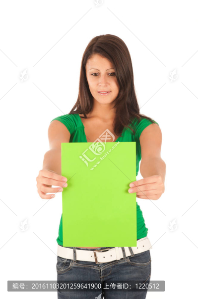 介紹：可愛的年輕黑人女孩手里拿著一個(gè)文本框