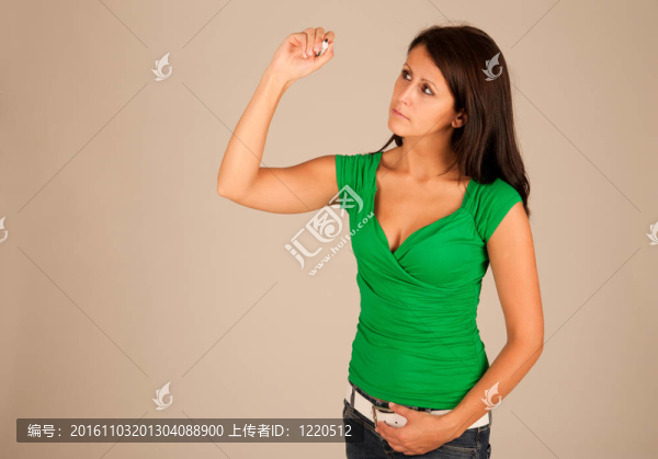 年輕的女商人在透明的玻璃或金屬箔圖特寫(xiě)。