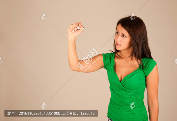 年輕的女商人在透明的玻璃或金屬箔圖特寫。