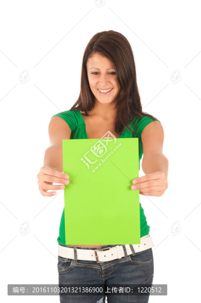 介紹：可愛的年輕黑人女孩手里拿著一個文本框