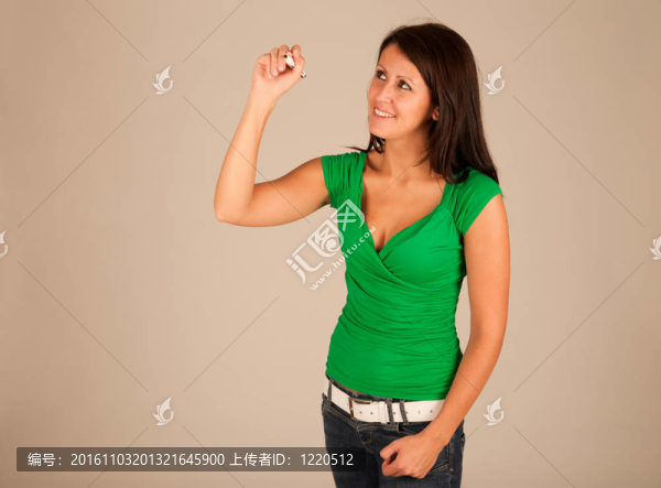年輕的女商人在透明的玻璃或金屬箔圖特寫。