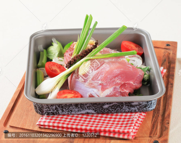 生豬肉和新鮮蔬菜