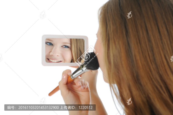 用粉末和刷子的女人