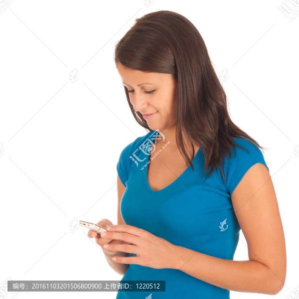 漂亮的年輕女人在手機(jī)上打個(gè)短信