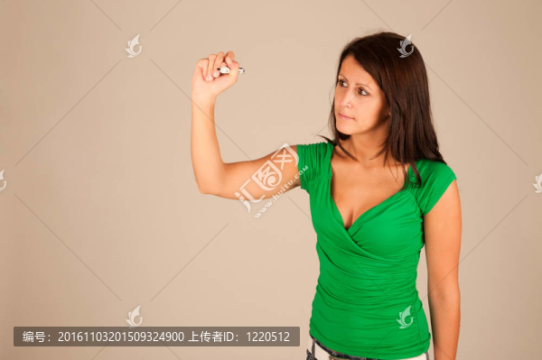 年輕的女商人在透明的玻璃或金屬箔圖特寫。