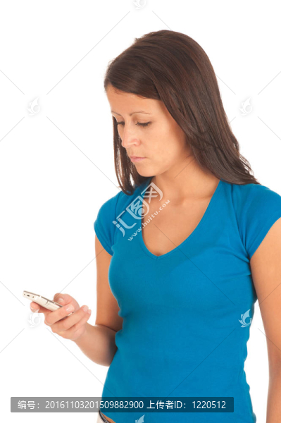 漂亮的年輕女人在手機(jī)上打個(gè)短信