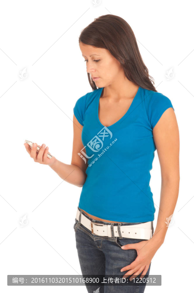 漂亮的年輕女人在手機上打個短信