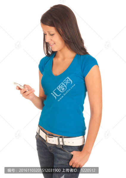 漂亮的年輕女人在手機(jī)上打個(gè)短信