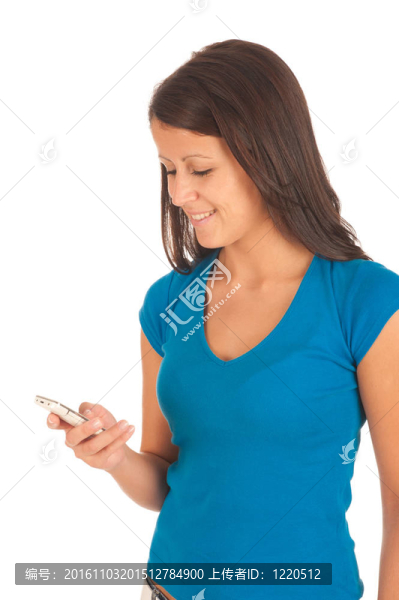 漂亮的年輕女人在手機上打個短信