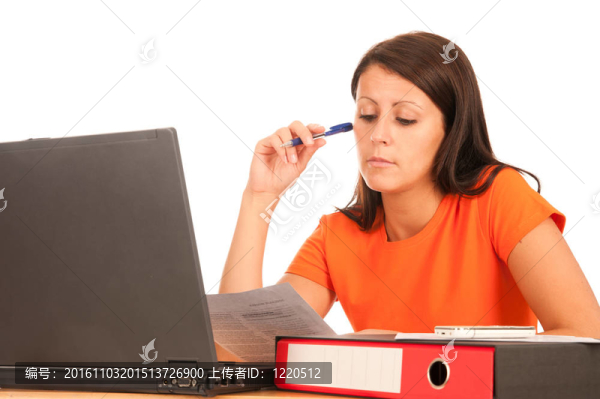 年輕漂亮的黑發(fā)工作筆記本