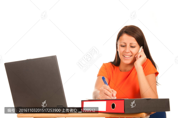 年輕漂亮的黑發(fā)工作筆記本