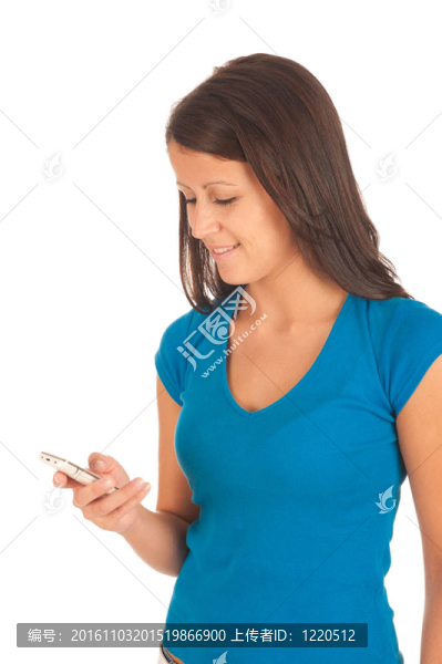 漂亮的年輕女人在手機(jī)上打個(gè)短信