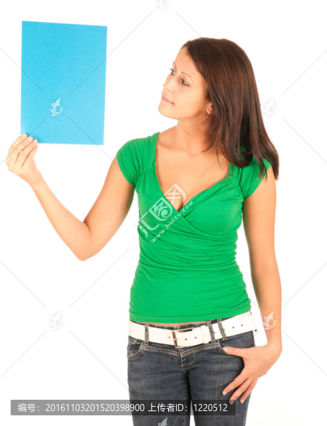 介紹：可愛的年輕黑人女孩手里拿著一個(gè)文本框
