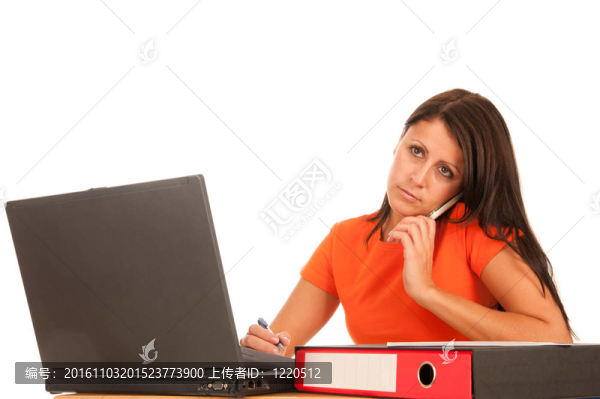 年輕漂亮的黑發(fā)工作筆記本