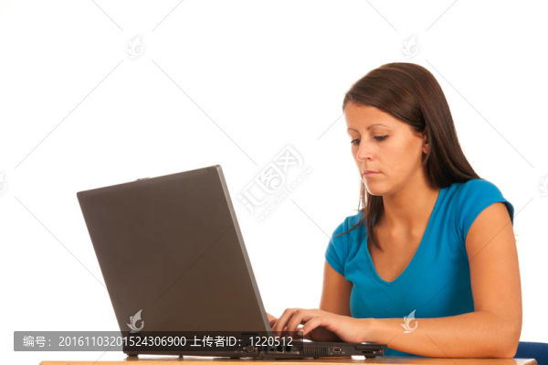年輕漂亮的黑發(fā)工作筆記本