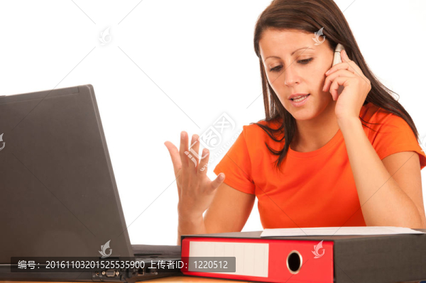 年輕漂亮的黑發(fā)工作筆記本