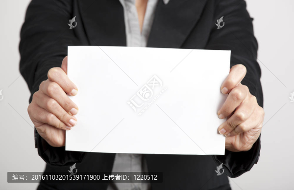 拿著一張紙卡