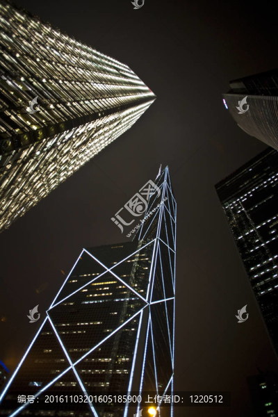 夜間摩天大樓的立面