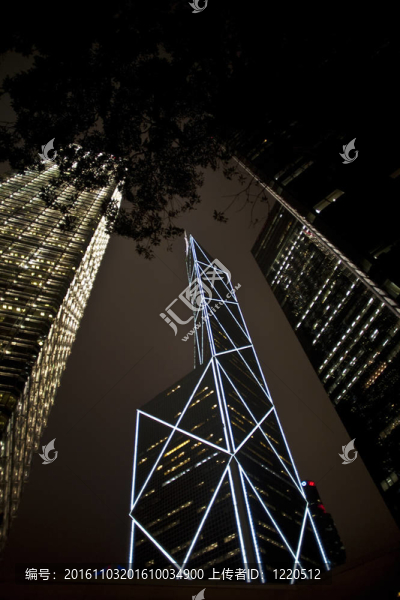 夜間摩天大樓的立面