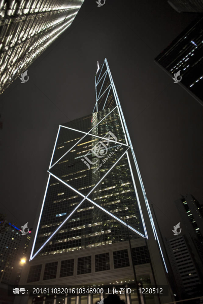 夜間摩天大樓的立面