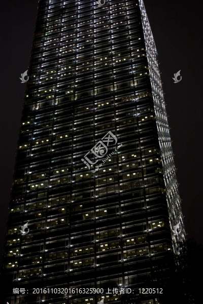 夜間摩天大樓的立面