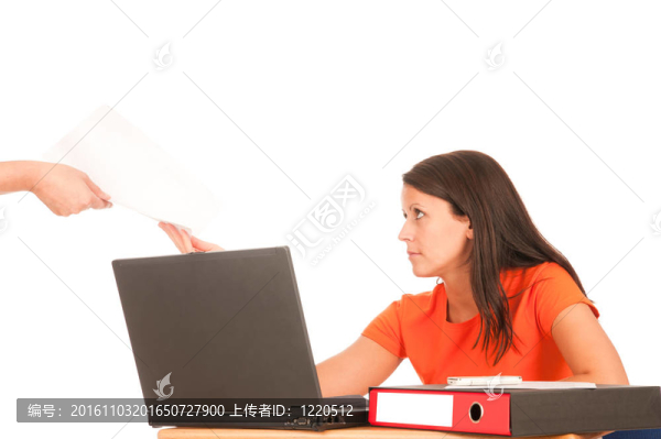 年輕漂亮的黑發(fā)工作筆記本