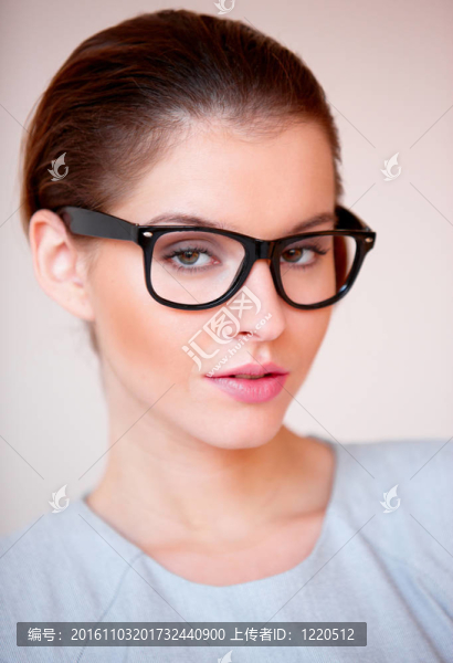 帶眼鏡的年輕漂亮女商人