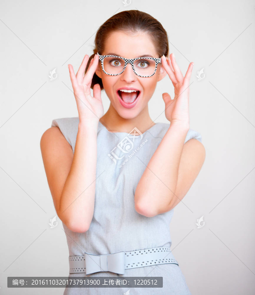 帶眼鏡的年輕漂亮女商人