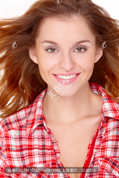 可愛(ài)的年輕女人在休閑服裝