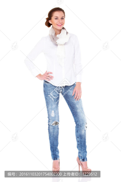 年輕性感的黑發(fā)女人穿白襯衫和藍色牛仔褲