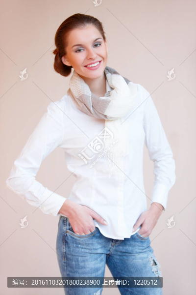 年輕性感的黑發(fā)女人穿白襯衫和藍(lán)色牛仔褲