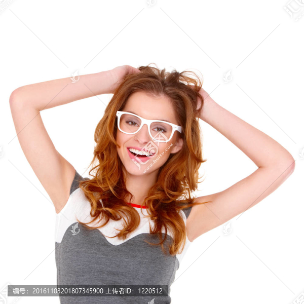 戴白色眼鏡的年輕女人肖像