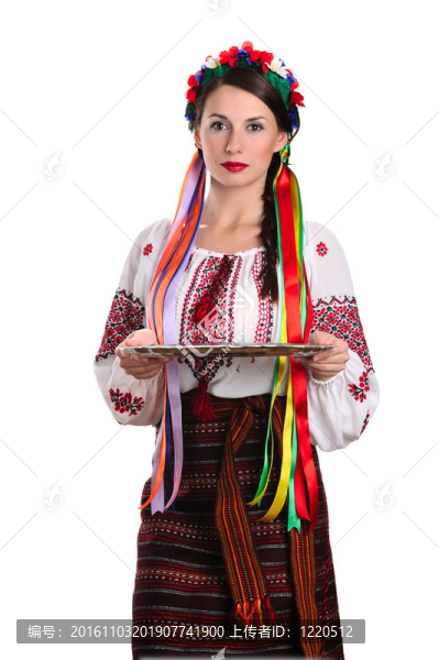 在ukraininan服裝拿著空托盤的女人