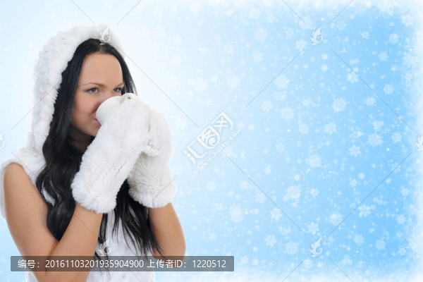 快樂的女人服裝在溫暖的帽子。