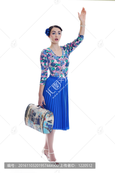 精致的女人與復(fù)古旅行袋分離