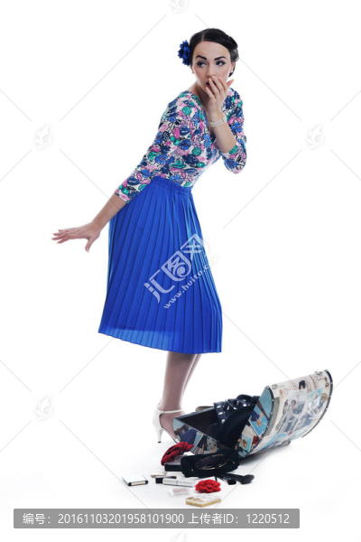 精致的女人與復(fù)古旅行袋分離