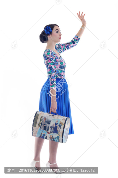 精致的女人與復(fù)古旅行袋分離
