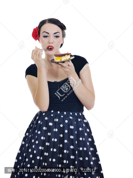 美麗的年輕女人吃甜蛋糕