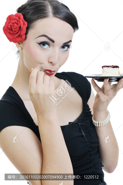 美麗的年輕女人吃甜蛋糕