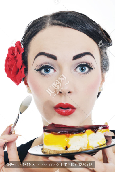 美麗的年輕女人吃甜蛋糕