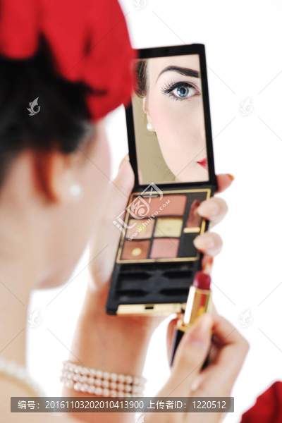 漂亮的年輕女人化妝