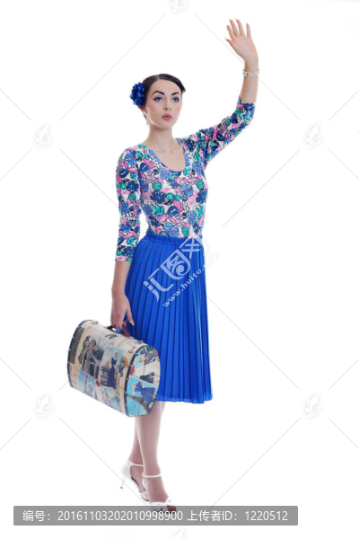 精致的女人與復(fù)古旅行袋分離