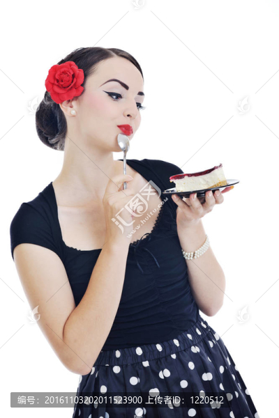 美麗的年輕女人吃甜蛋糕