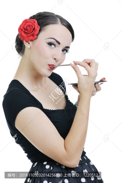 美麗的年輕女人吃甜蛋糕