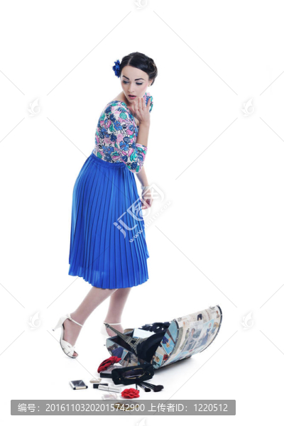 精致的女人與復(fù)古旅行袋分離